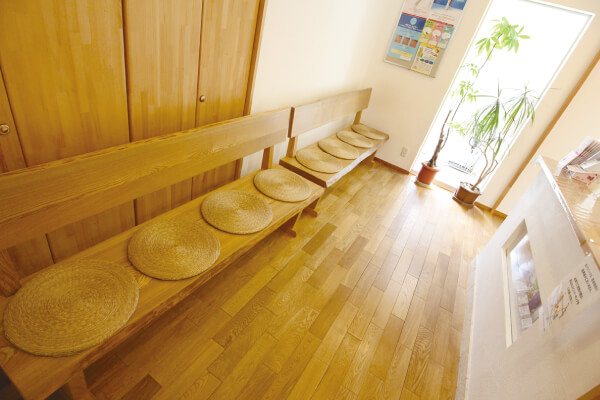 床材は天然ムク材を使用しています。